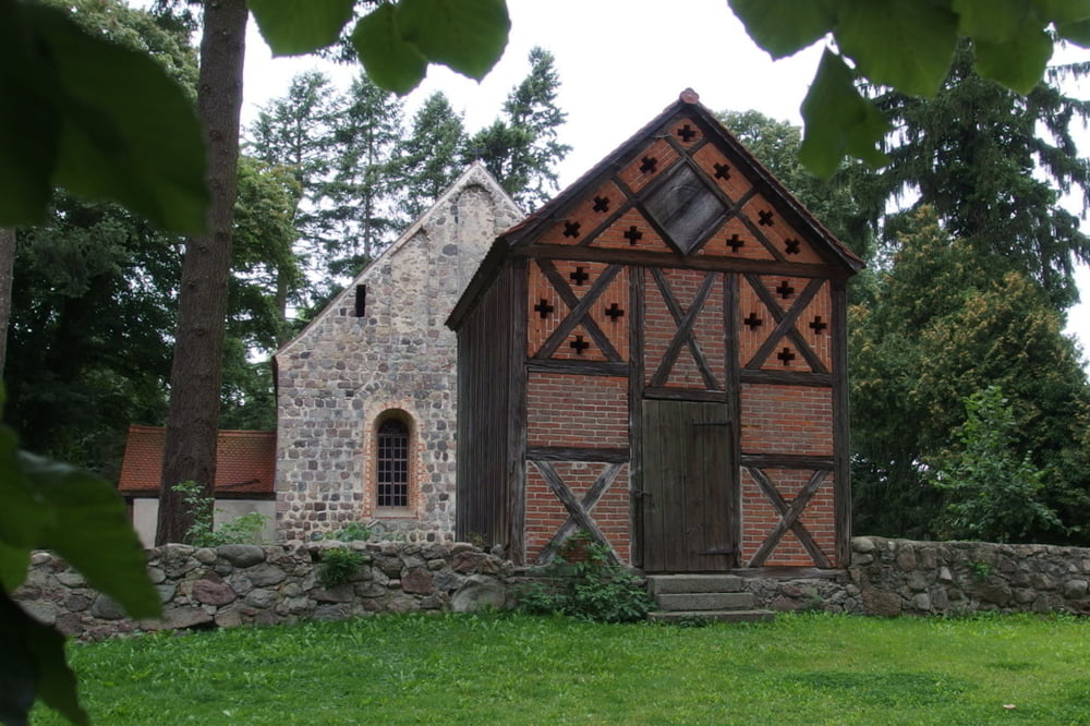 Zu alten Feldsteinkirchen in der Feldberger Seenlandschaft