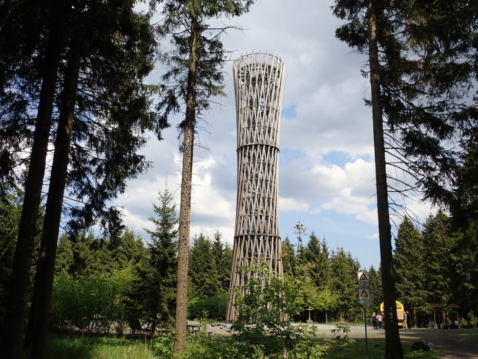 Der Lörmecke Turm an der Waldroute bei Warstein