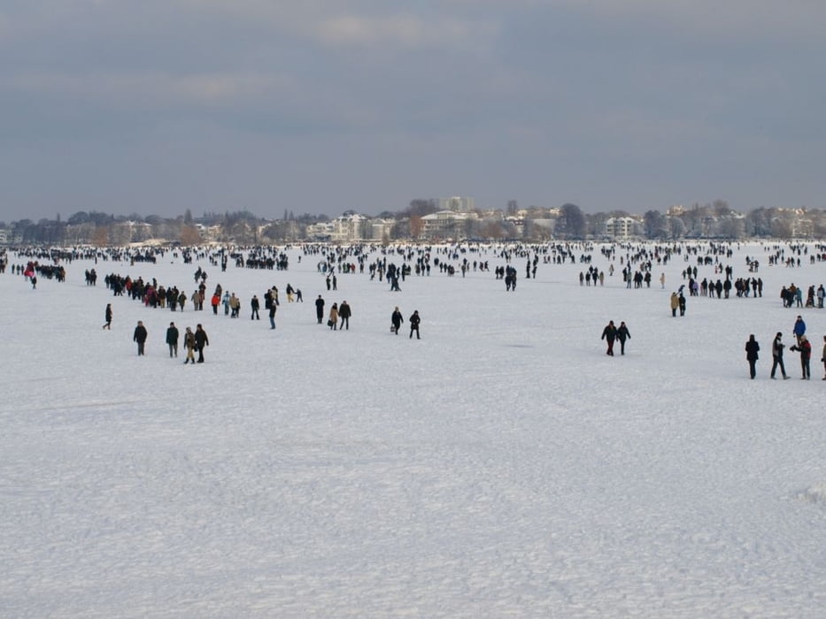 Cool: Auf dem Eis über die Außenalster 