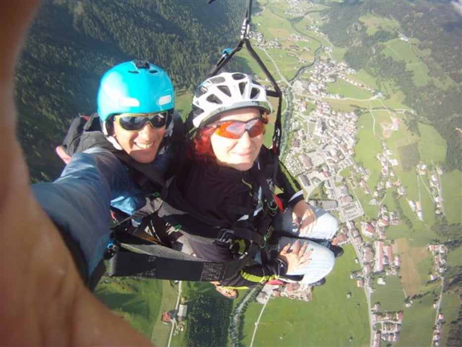 Tirol: Das erste mal Gleitschirm fliegen - von der Elfer Bergstation ins Tal nach Neustift